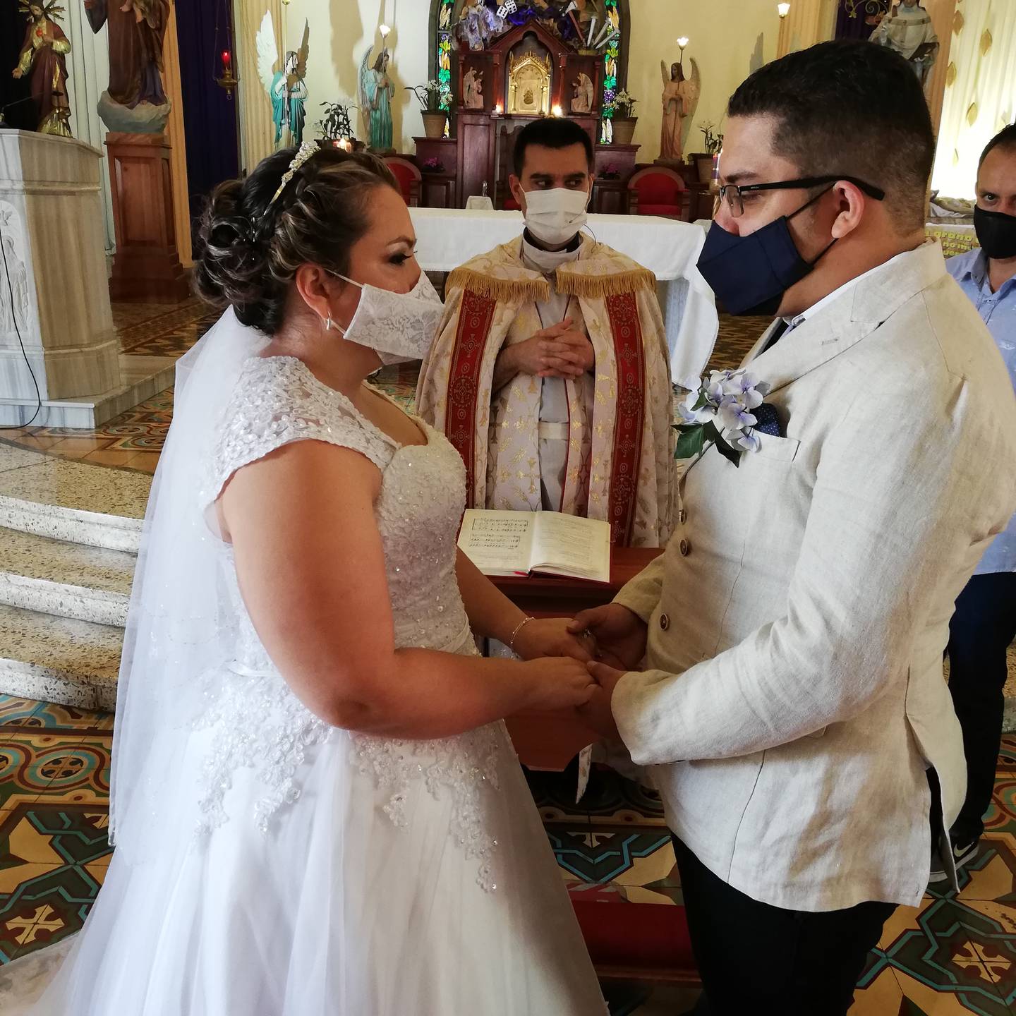 A las once de la mañana de este sábado 20 de marzo, Jendry Quesada Ulloa, se casó con José Andrés Obando Díaz, después de haber pospuesto la celebración en dos ocasiones anteriores por culpa del covid-19.