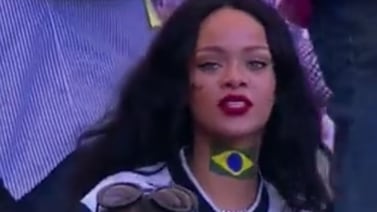 ¿Rihanna apoyando a Brasil? Confunden a aficionada con famosa cantante