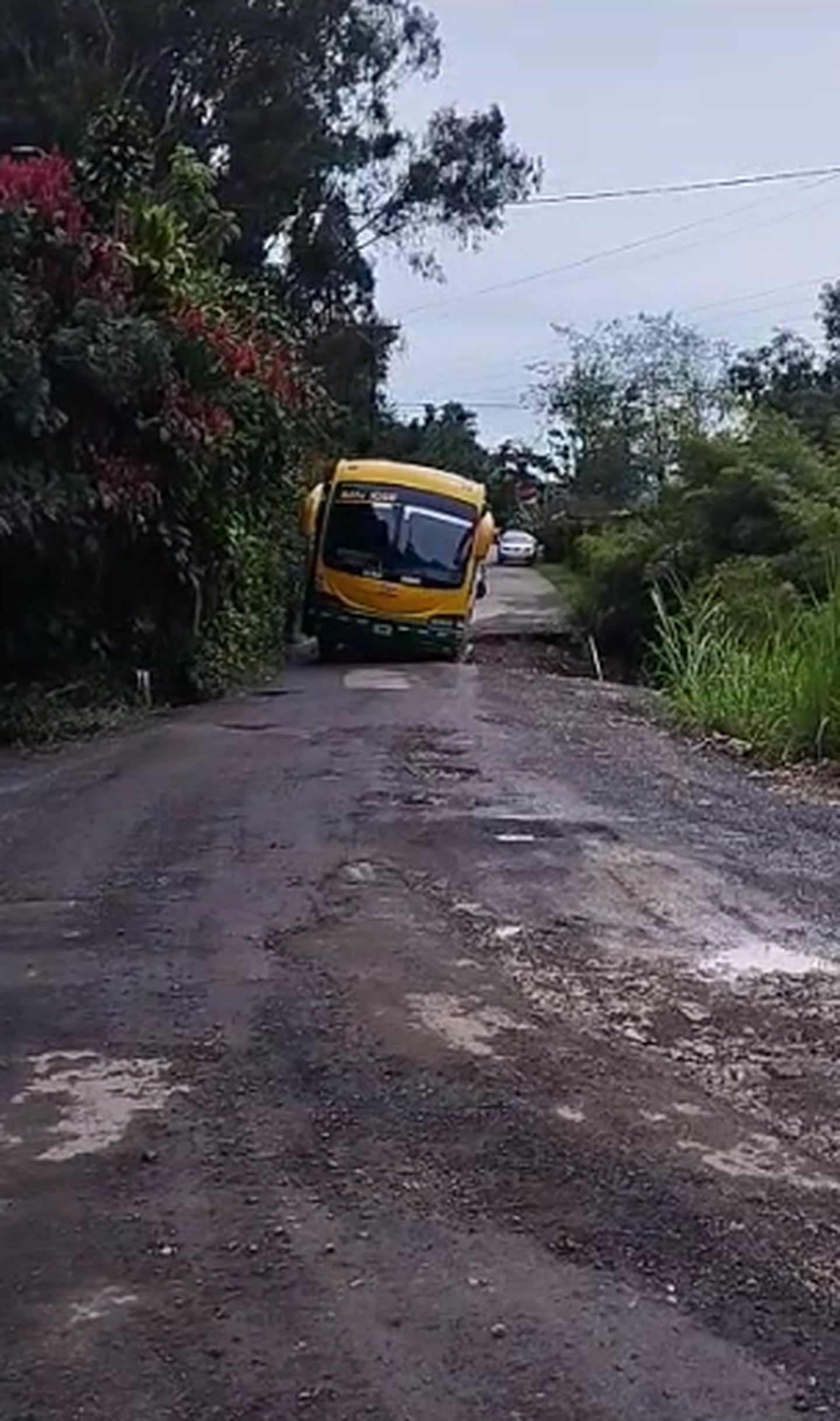 Choferes de bus de la ruta San José - Bustamante de Desamparados deben hacer una maniobra muy cuidadosa al momento de pasar por este hundimiento.