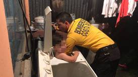 Bomberos rescatan a niño atrapado dentro de una lavadora