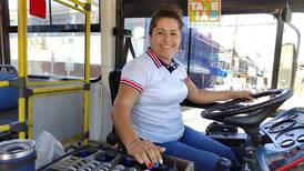Profesora de Español ahora es chofer de bus por falta de trabajo