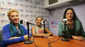 Abuela, madre y nieta participan en un programa de radio llamado “Entre líneas”
