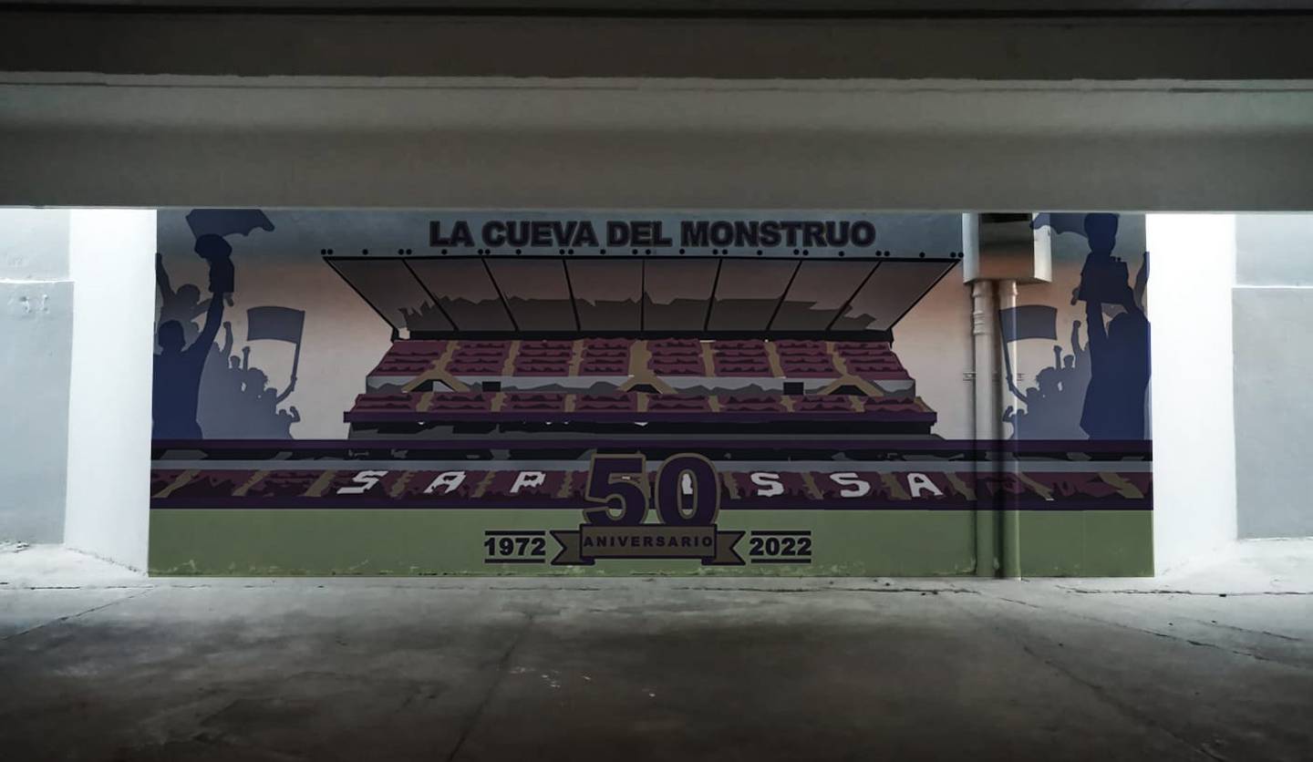 Aficionados saprissistas hicieron un mural por los 50 años de construcción del estadio Saprissa. Cortesía.