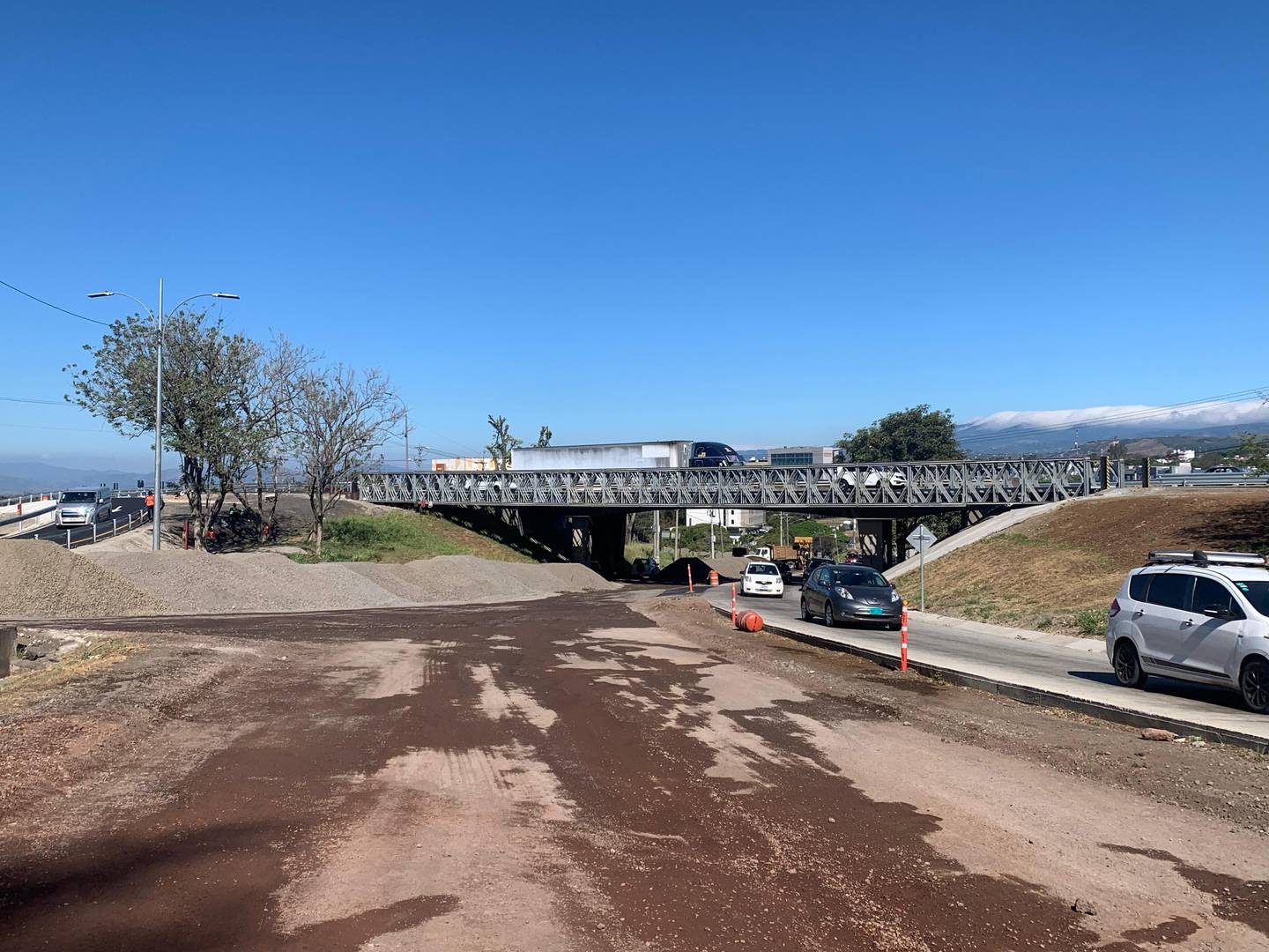 Las presas para poder entrar y salir de Alajuela en carro van a seguir por dos meses más, hasta abril, porque es cuando se terminará de colocar el segundo puente armable frente al aeropuerto