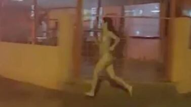 (Video) ¿Qué hace esta mujer corriendo chinga por media calle?