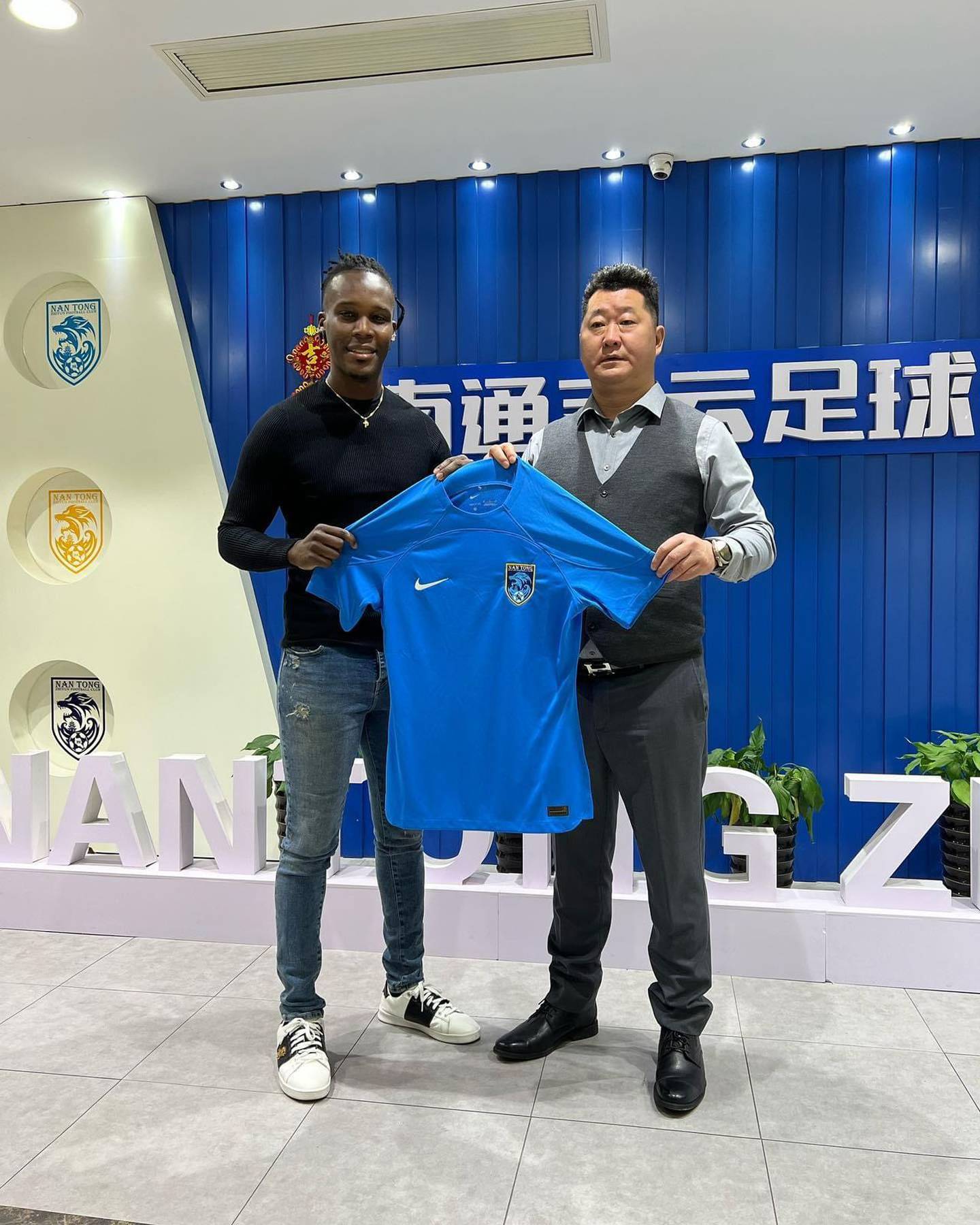 El exdelantero del Saprissa, RUbilio Castillo fue presentado como nuevo jugador del Nantong Zhiyun de la segunda división de China. Instagram.