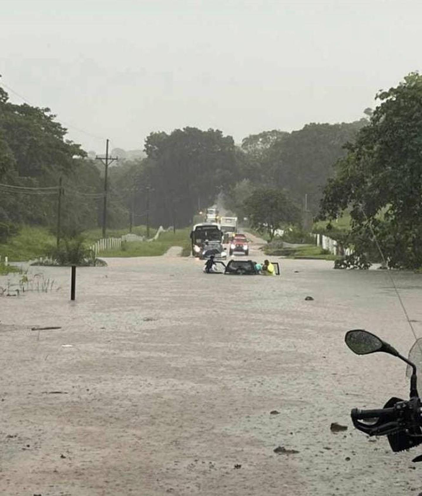 inundación en tilarán deja tres atrapados en un carro