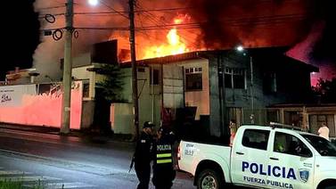 Incendio se activó dos veces y destruyó un restaurante y una cafetería