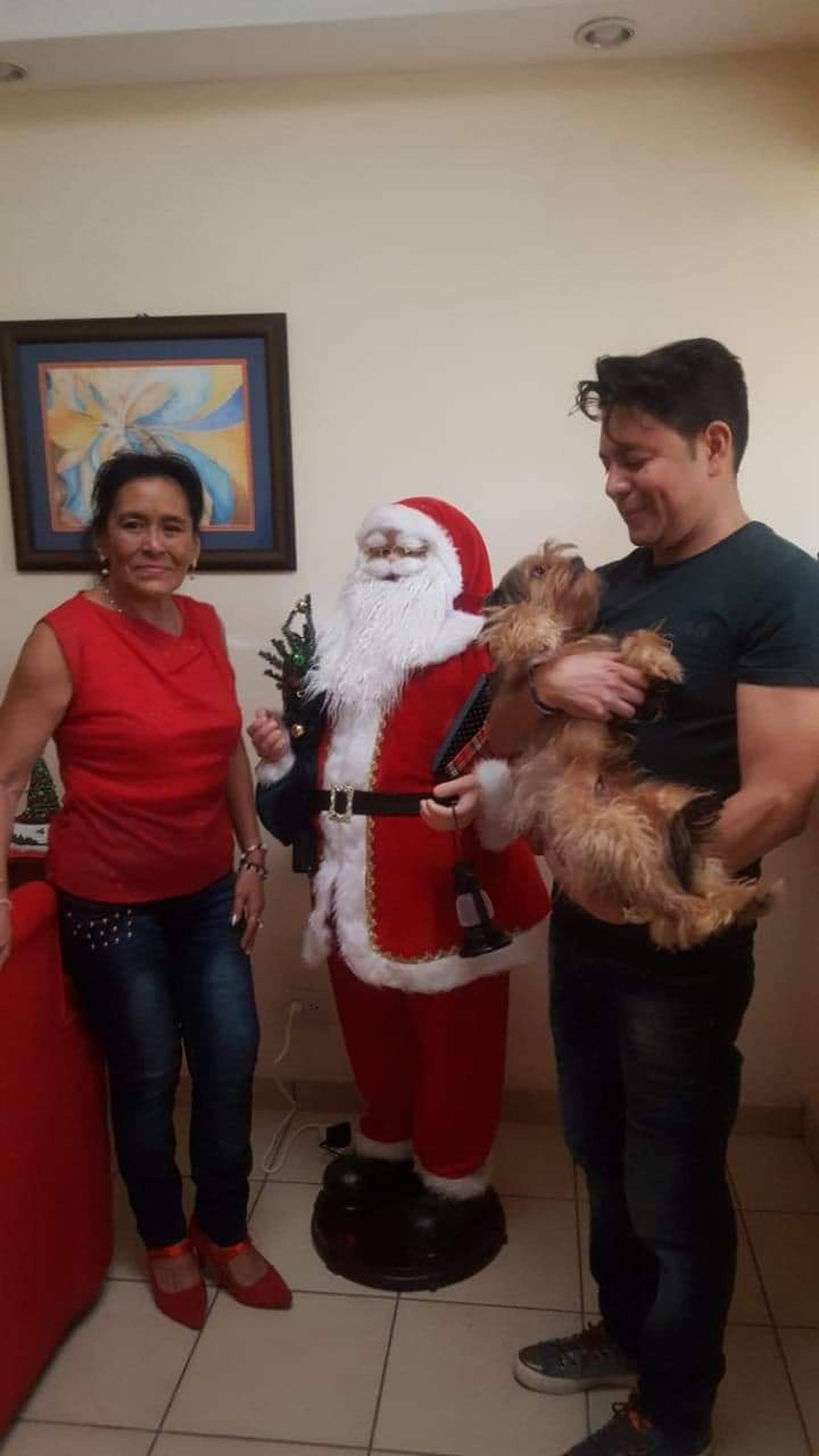 Luis Fajardo Marchena, quien tiene 45 años y no se aguantó las ganas de adornar desde ya su casa. En la foto con su mamá Deysi Marchena y el peludito llamado Bailey
