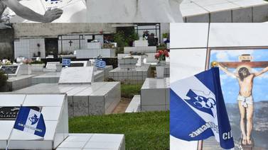 Aficionado cartaginés llevó flores y bandera al cementerio donde visitó a su papá, abuelita y novia