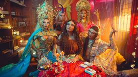 Transformistas son las protagonistas del nuevo video musical de la cantante tica Avi