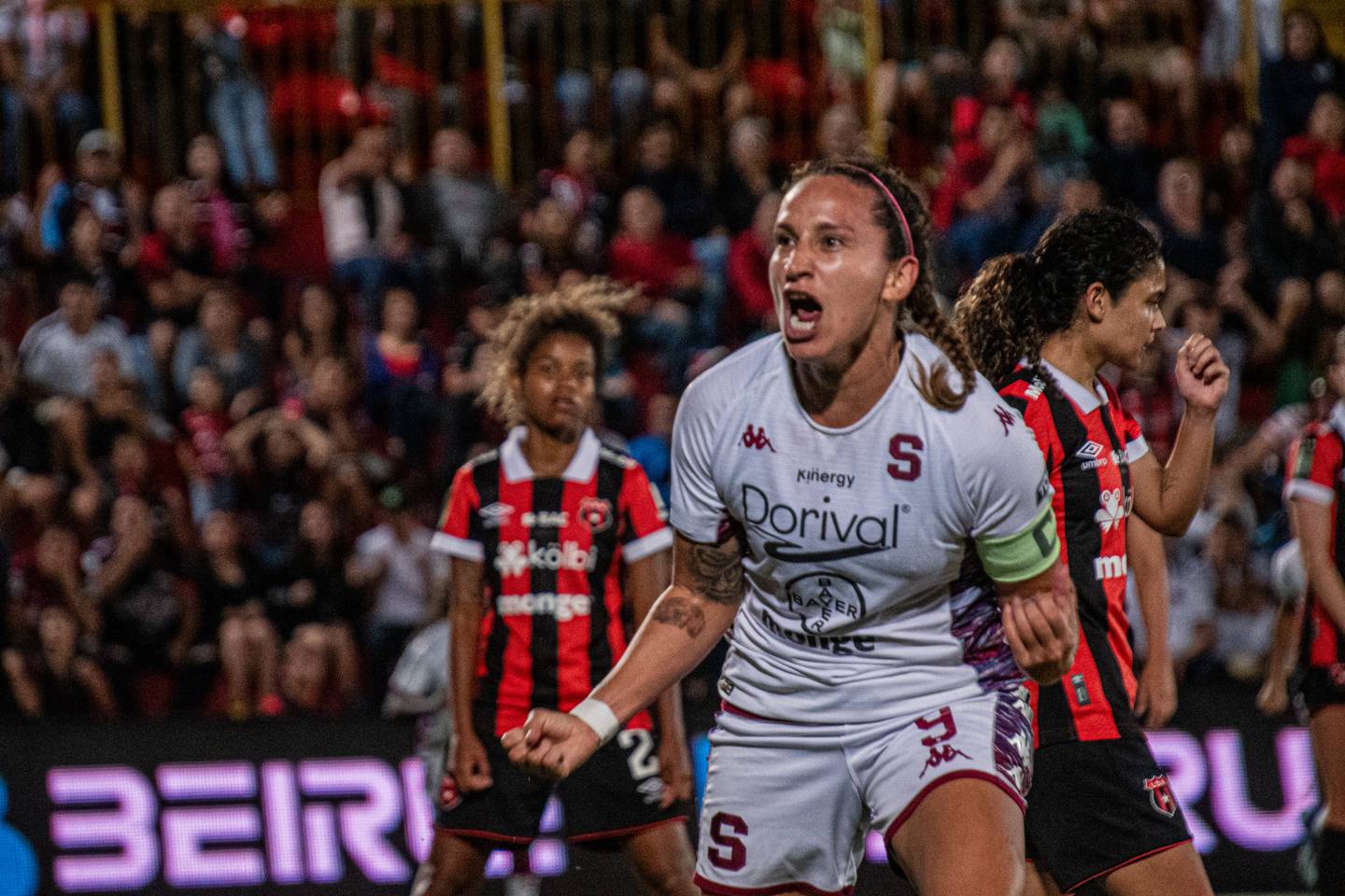 Carolina Venegas gritó con el alma el gol con el que Saprissa eliminó a Alajuelense y se metió a la final del Torneo de Copa. Foto: Prensa Saprissa