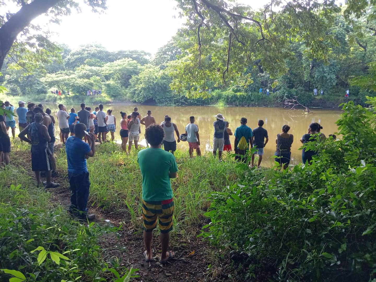 Decenas de personas se reunieron a la orilla del río Cañas para ayudar en la búsqueda de Chucho. Foto cortesía.