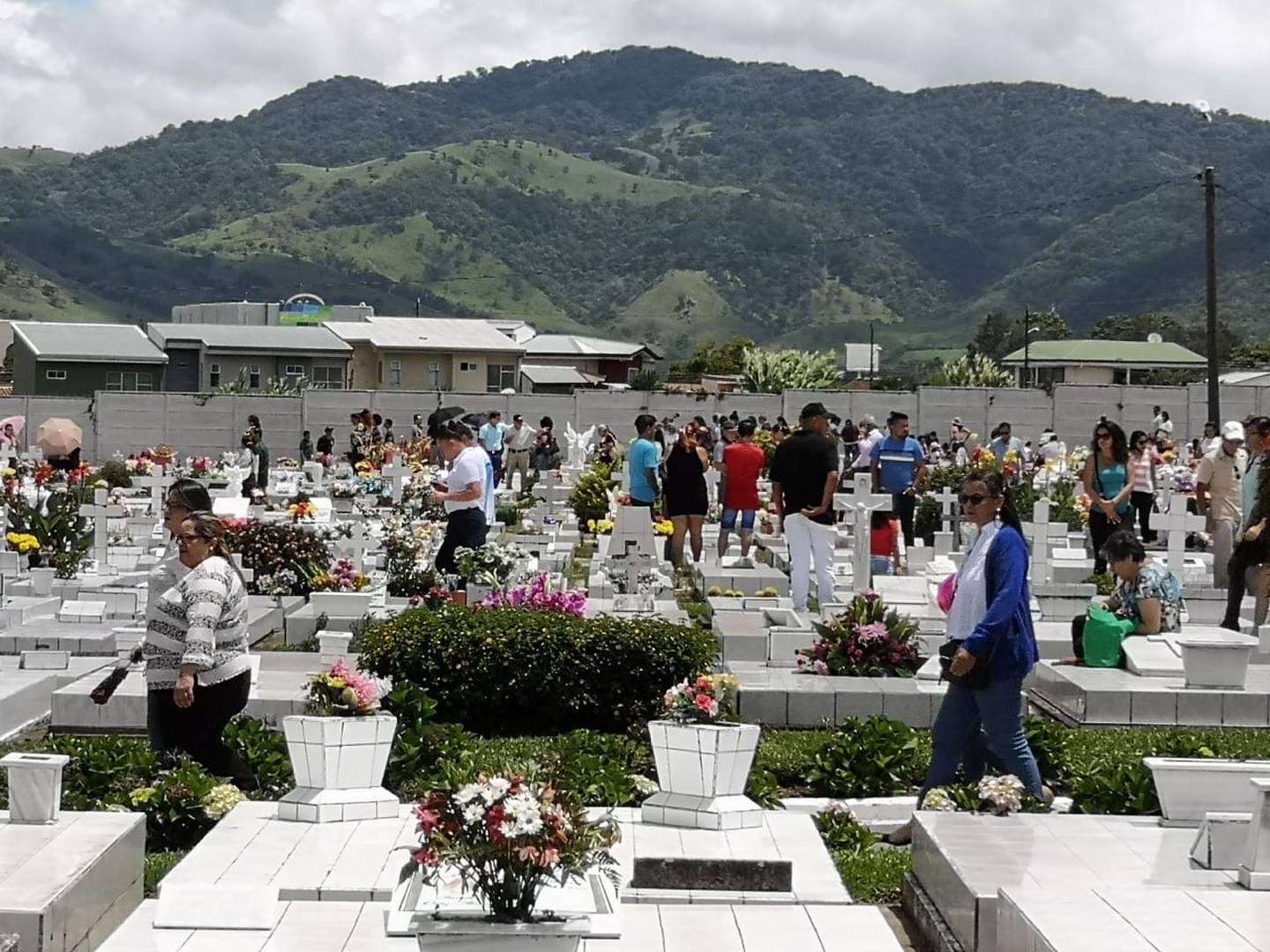 Cementerio central de Cartago lleno de gente por el Día de