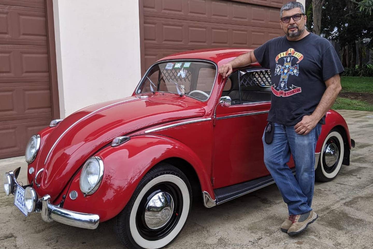 Óscar Villalobos Vindas compró en el 2010 un Volkswagen Escarabajo de 1964 que se llama Cerezo y que había salido en la película Ojos bien cerrados del director costarricense, Hernán Jiménez.