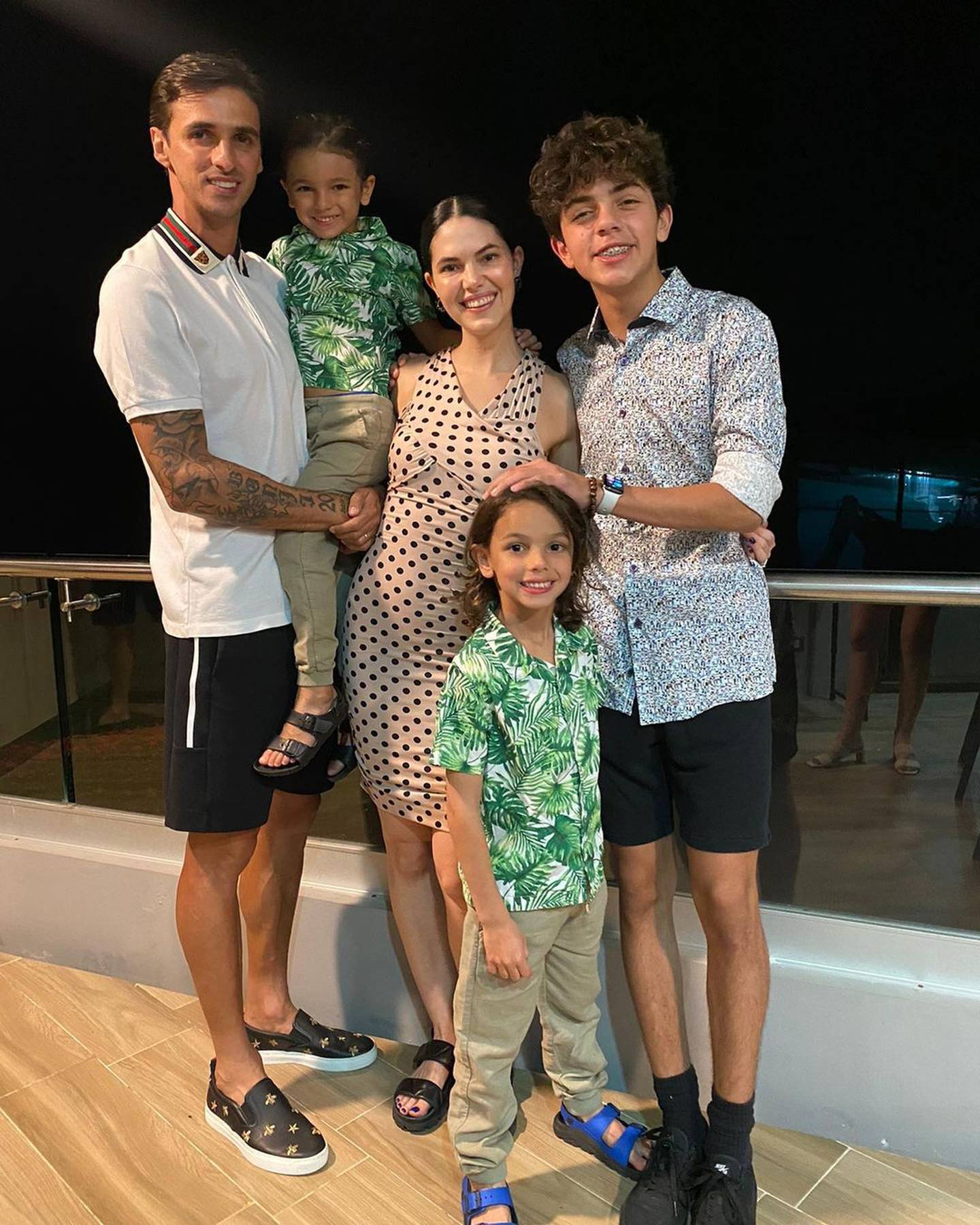 Bryan Ruiz, su esposa Carolina Jaikel y sus hijos.