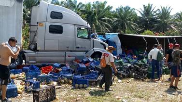 Fallece conductor de choque entre camión cargado de frutas y tráiler 