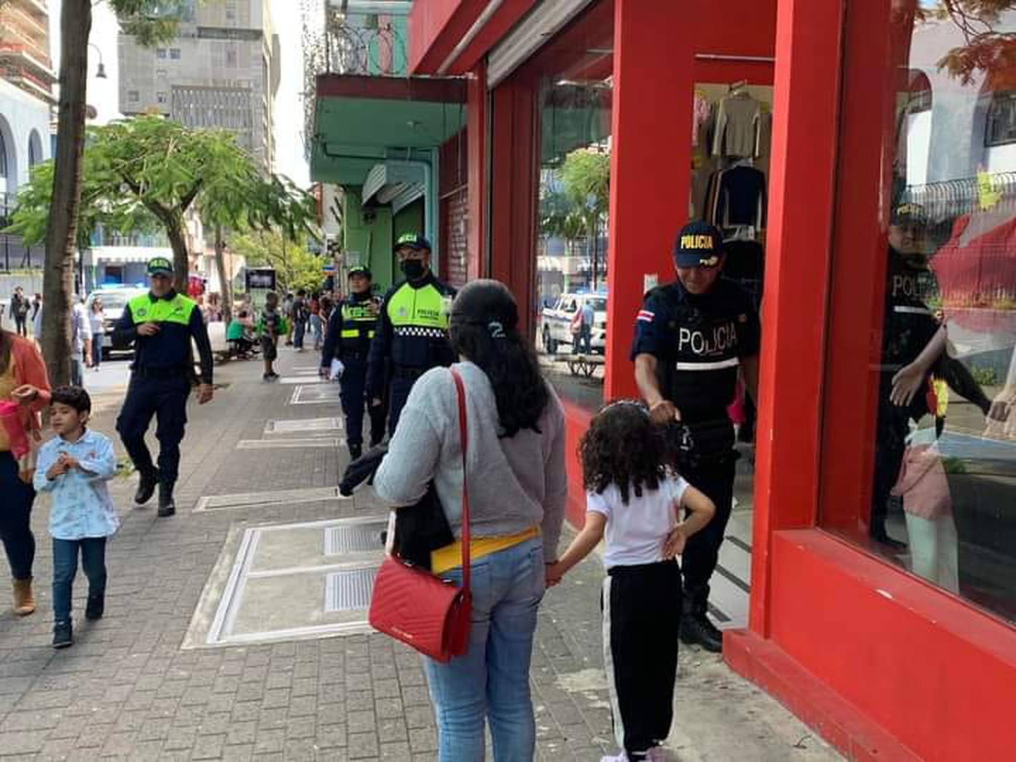 Intervención policial a la cadena de tiendas SYR. Foto cortesía.