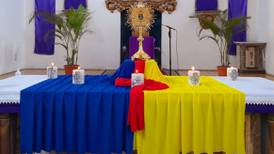 Parroquia de barrio Cuba cubre su altar con la bandera de Ucrania