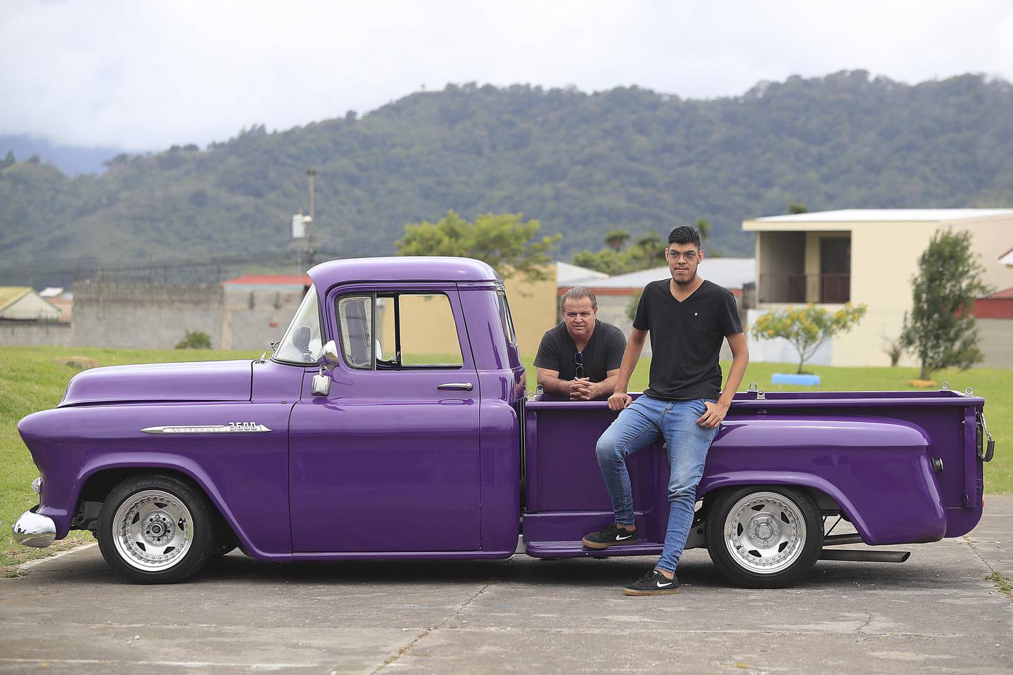 18/08/2023    La Pitahaya, Cartago. Alex Calvo y su hijo José Pablo, mostraron este Chevrolet 3600 Pick-up, modelo 1956, para la sección El Chuzo de la Semana.