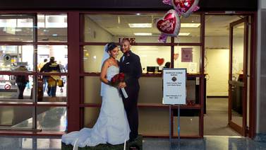 Las bodas exprés en Las Vegas comienzan en el aeropuerto