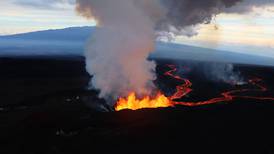 Ríos de lava de volcán hawaiano ser acercan a importante carretera de la isla