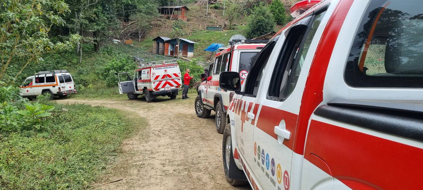 Elcuerpo apareció en un saco a cuatro horas de camino desde el sitio donde quedaron las ambulancias, en Alto Pacuare de Turrialba. Foto: Cortesía Cruz Roja.
