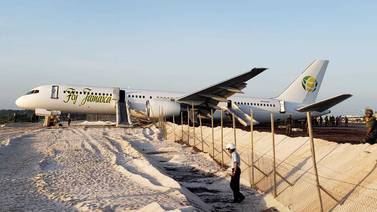 Avión despega, falla y se estrella al aterrizar de emergencia en Guyana