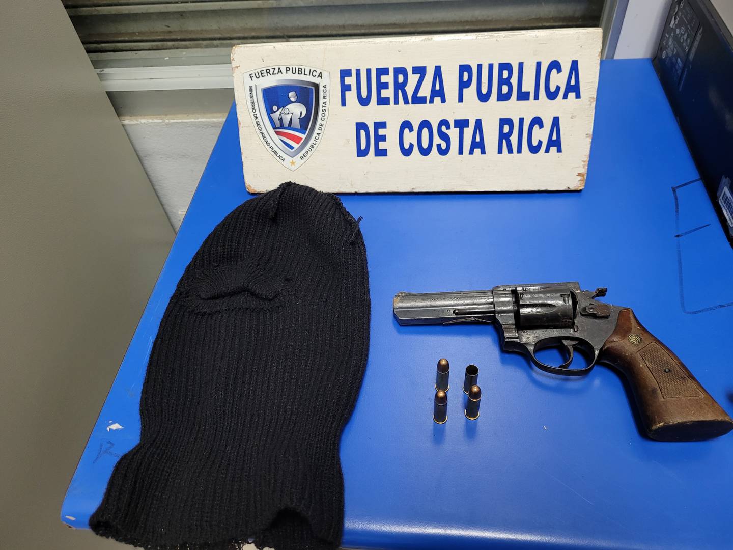 Además de detener a Hernández, los policías decomisaron un revólver y un pasamontañas. Foto MSP.