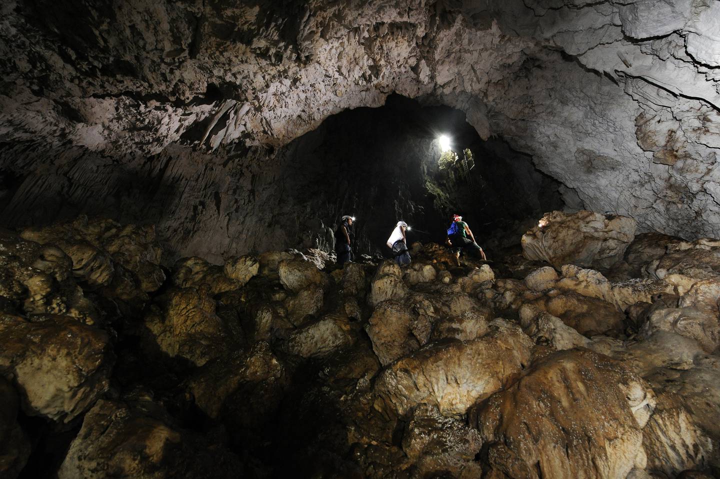 en la imagen científicos exploran una caverna en Barra Honda Guanacaste, esta fotografía es especial porque nos transporta a otra dimensión bajo las profundidades de la tierra y nos muestra lo pequeños que somos / Foto John Durán