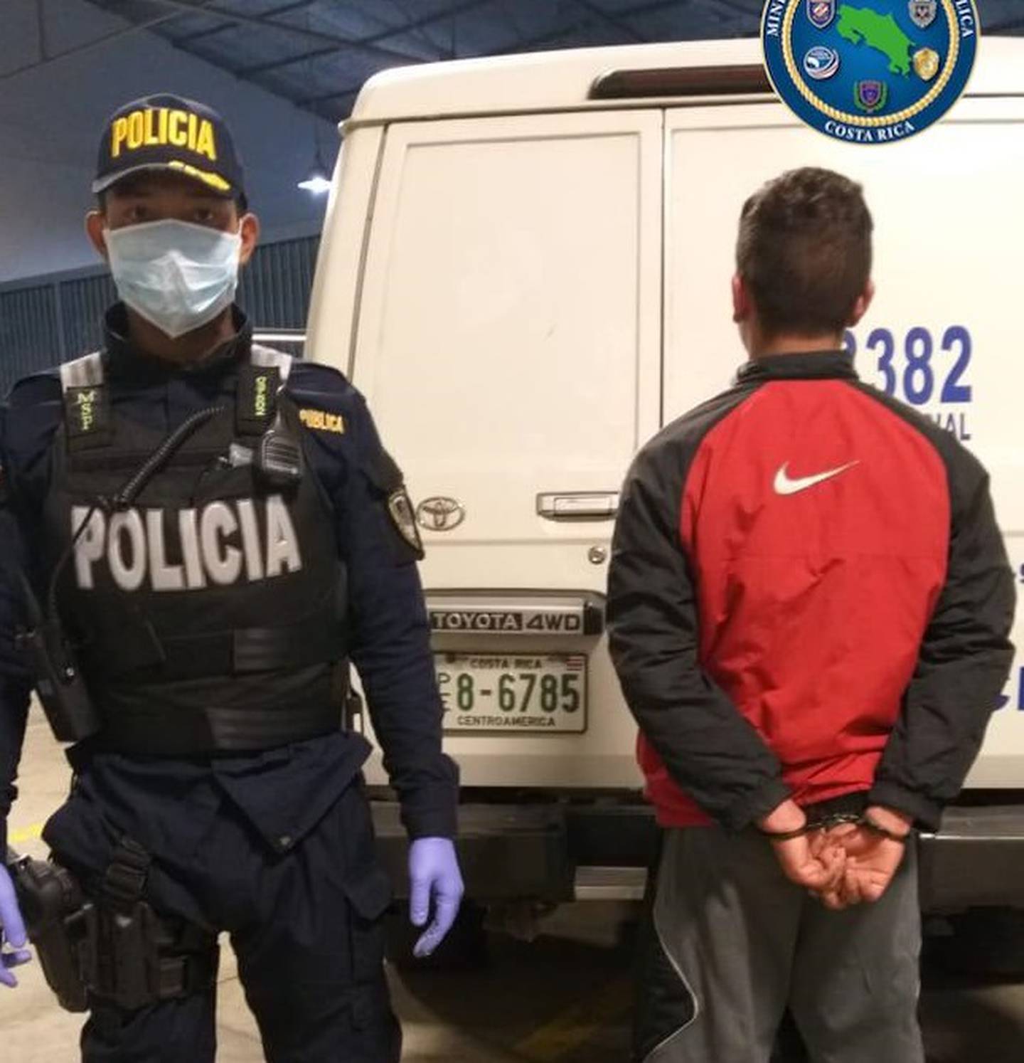 Joven sospechoso de cometer asalto en La Carpio es entregado a la Fuerza Pública por su madre. Foto MSP.