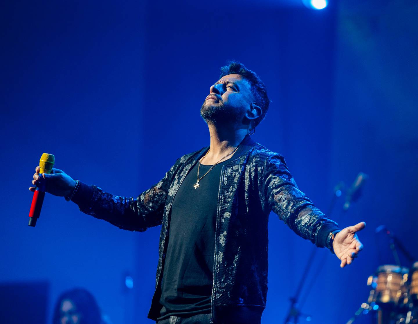 El cantante colombiano de música cristiana, Alex Campos, por primera vez saca una canción de adoración que se llama Te amo y que canda a dúo con el grupo guatemalteco Miel San Marcos