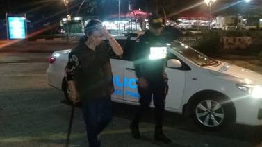 Policías acompañaron a señora de 83 años que hacía romería sola y de noche