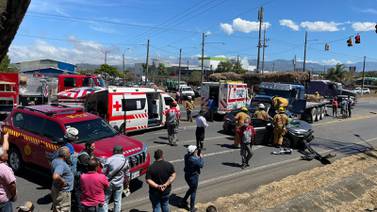 Mujer muere en aparatoso choque entre camión y carro en la carretera Bernardo Soto
