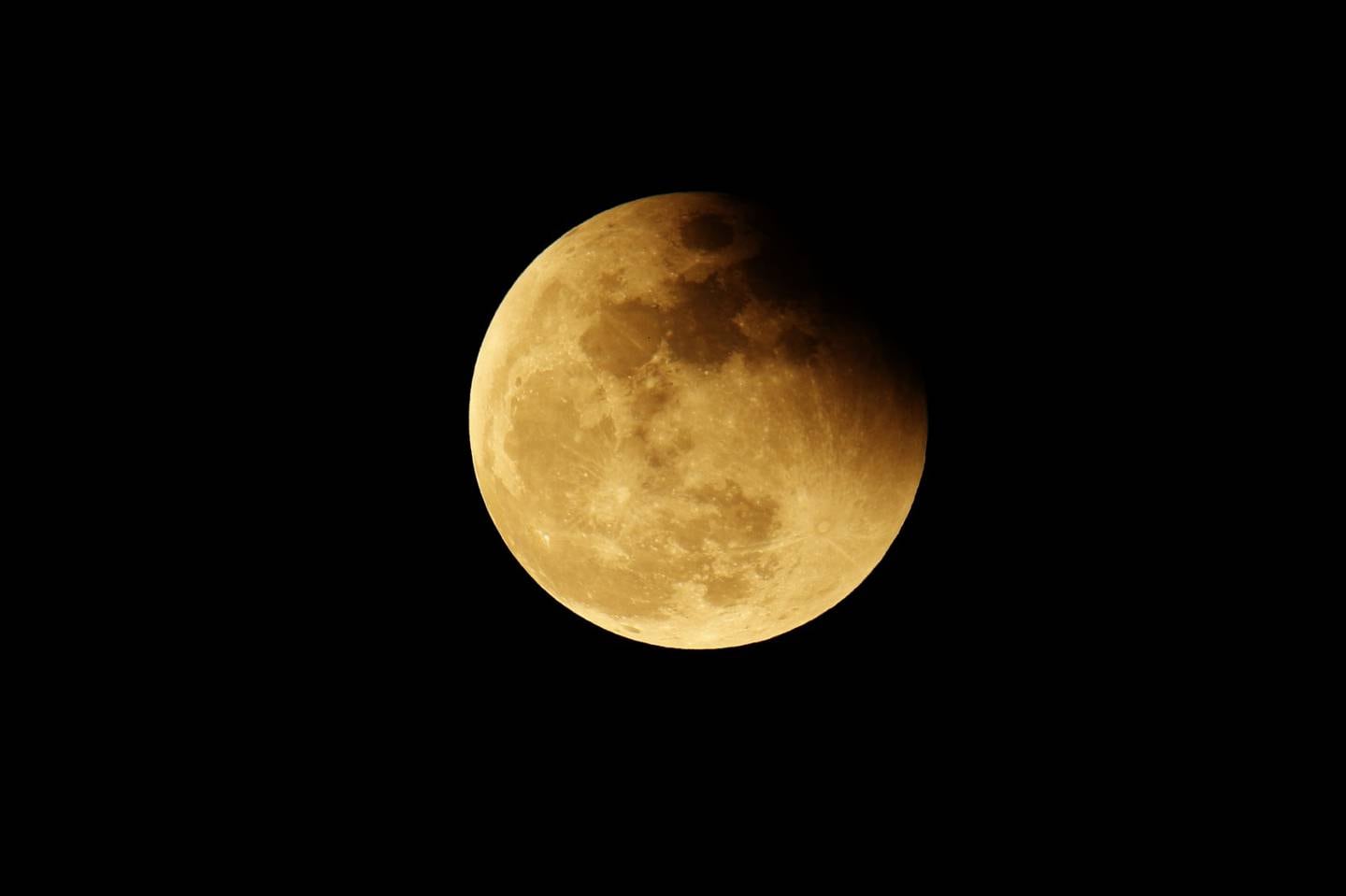 Un eclipse lunar penumbral se presenta cuando la luna pasa por la penumbra de la Tierra: la parte más externa de su sombra. Fotografía: Shutterstock.