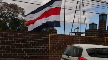 OPINIÓN: Bandera de Costa Rica con una delgada franja roja pasó inadvertida en escuela de Hatillo