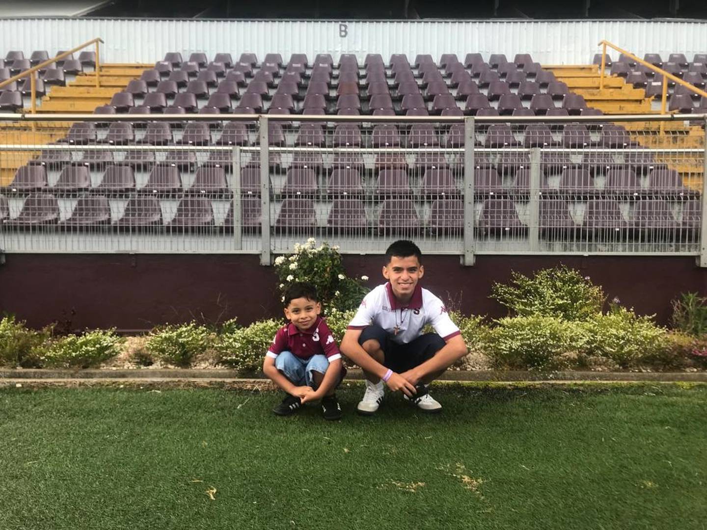 Ezequiel Pérez, pequeñito que compartió con Mariano Torres el domingo en el juego contra Puntarenas. Cortesía.