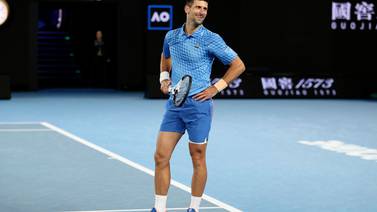 Un Djokovic “preocupado” por su lesión gana con suspenso en Australia