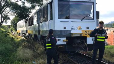 Joven motociclista fallece al ser atropellado por el tren en Santo Domingo de Heredia