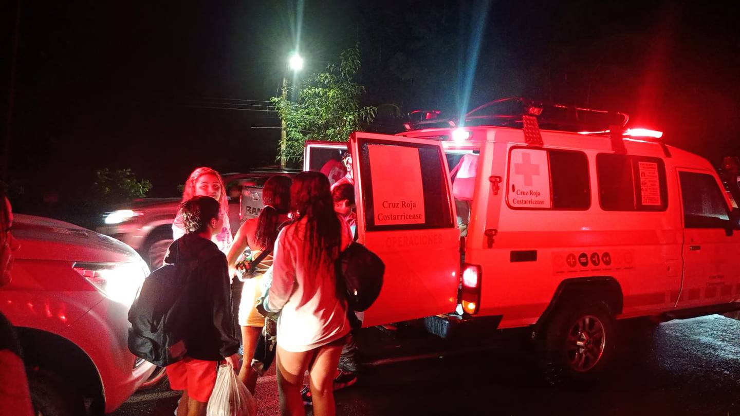 La Cruz Roja evacuó a 18 personas por el oleaje tan fuerte.