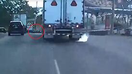 (Video) Motorizado se salvó de ser atropellado por un tráiler en circunvalación
