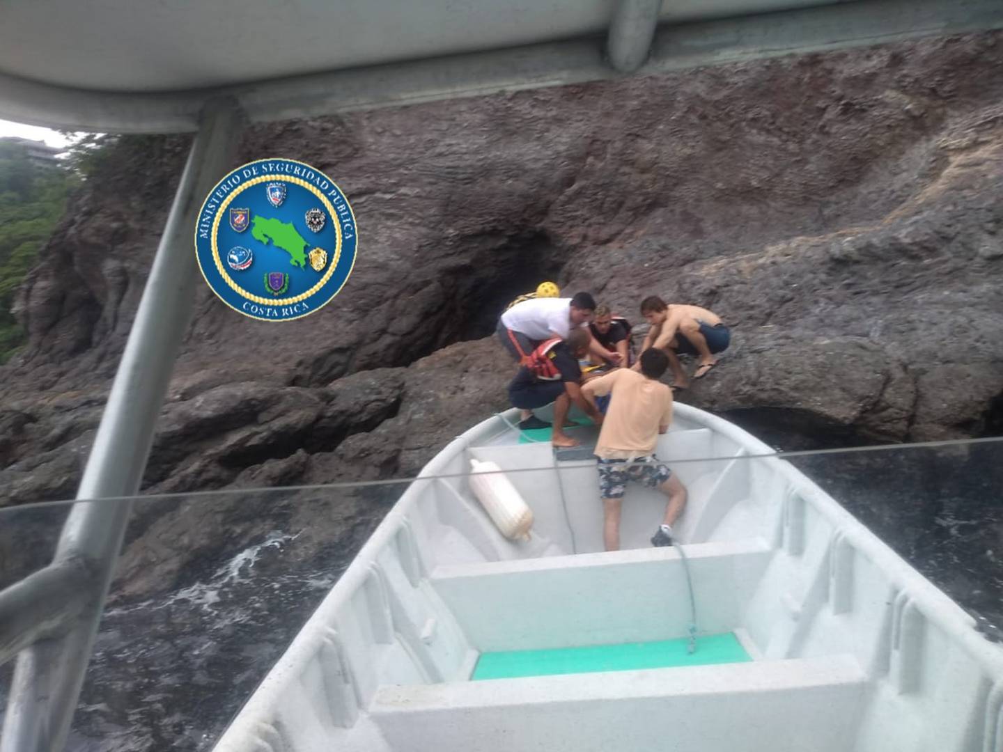 Guardacostas rescatan a joven que cayó de acantilado por tomarse selfie en Guanacaste. Foto MSP.