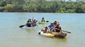 Indígenas de Rey Curré cruzan el río Grande de Térraba para rendir tributo a sus antepasados