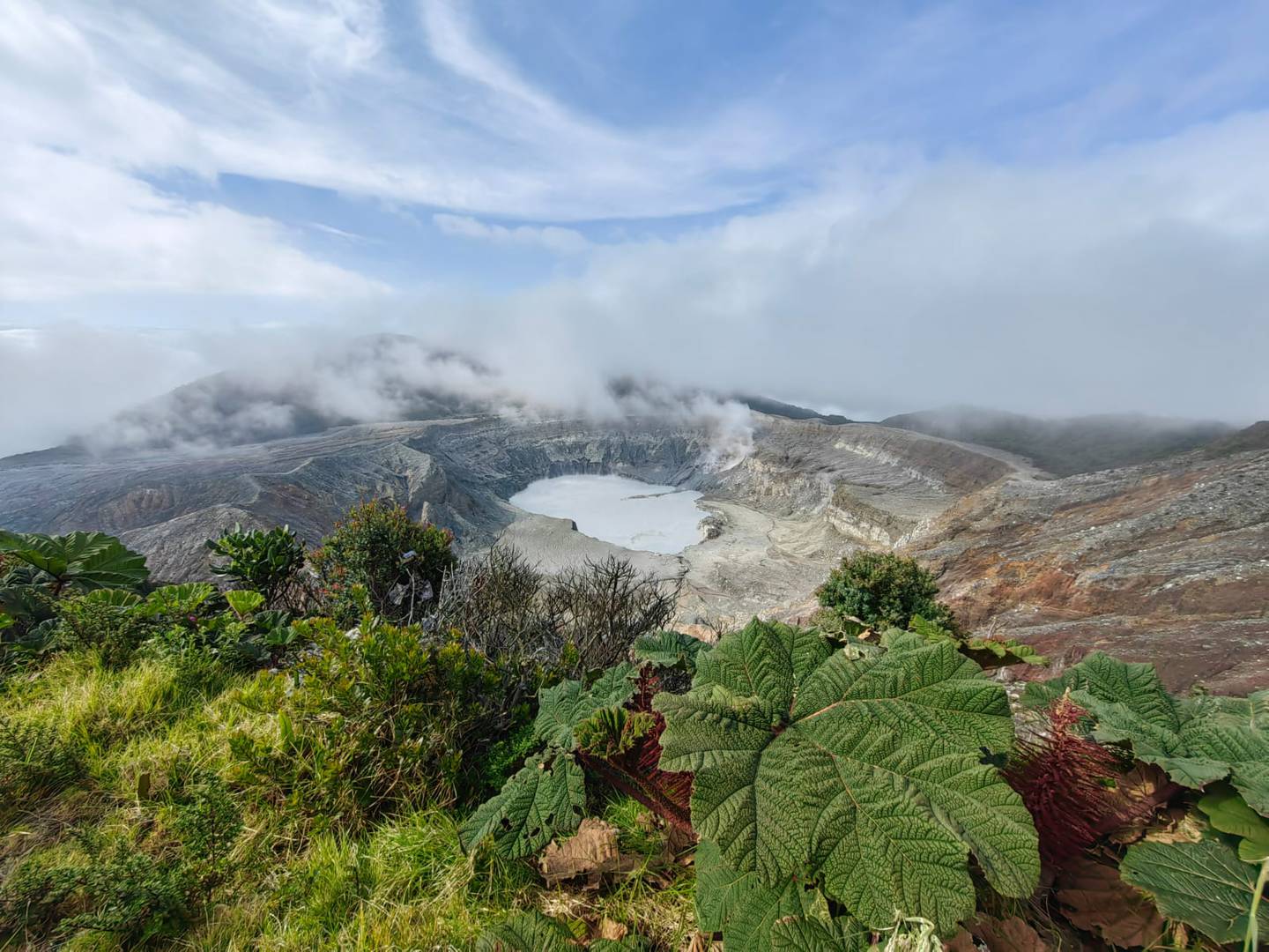 El coloso que está en Alajuela, a 2708 metros sobre el nivel del mar, sigue abierto al público, pues la últma erupción fue en una fumarola y no implica fuertes cambios a lo interno del volcán. Foto: Dennis Chavarría Rojas.