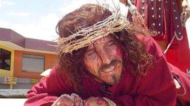 Hombre que interpreta a Jesús en las procesiones lo siente a su lado (videos)