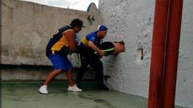 (Video) Aficionado de Boca Juniors quedó atrapado en un pared al intentar colarse