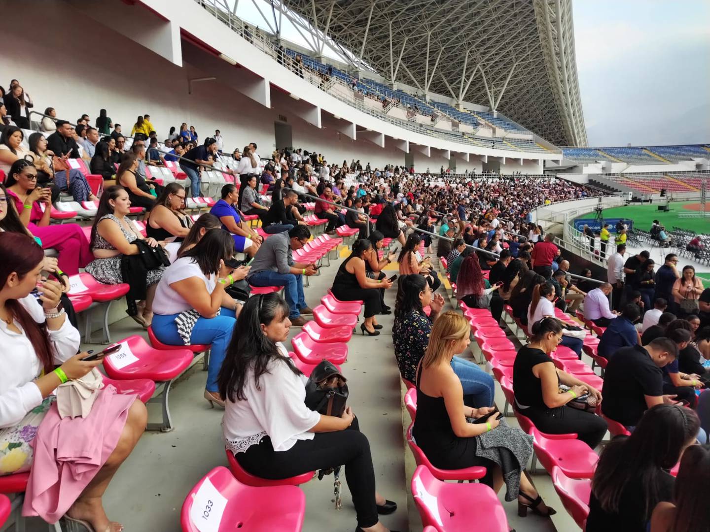 Más de 5 mil personas se graduaron del programa Bachillerato para la Empleabilidad y el Emprendimiento, este viernes, en el Estadio Nacional.