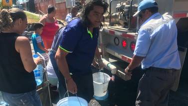 (Videos y fotos) Vecino de Hatillo cuenta la “guerra” que vive para conseguir agua 