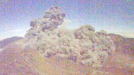 Ceniza lanzada por volcán Turrialba acongoja por problemas respiratorios que causa