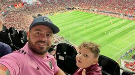 Papá de niño que mostró bandera del Saprissa en partido de Messi relata por qué video los hizo famosos 